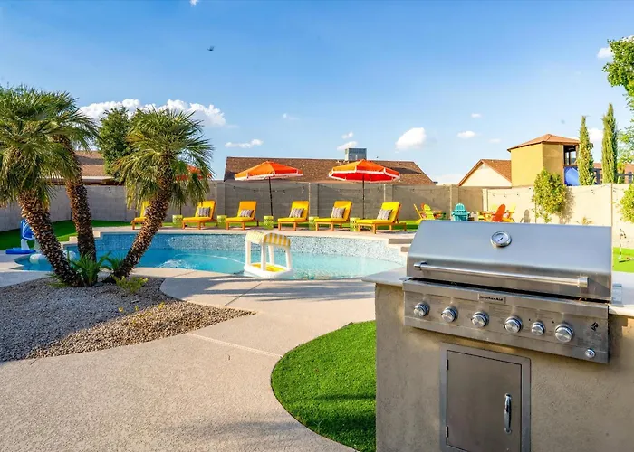 Sleeps 16 Sport Court Heated Pool Putt Putt Holiday home Peoria