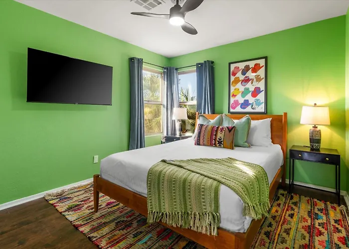 Sleeps 16 Sport Court Heated Pool Putt Putt Holiday home Peoria