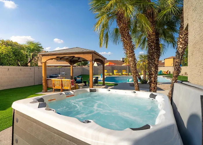 Sleeps 16 Sport Court Heated Pool Putt Putt Holiday home Peoria