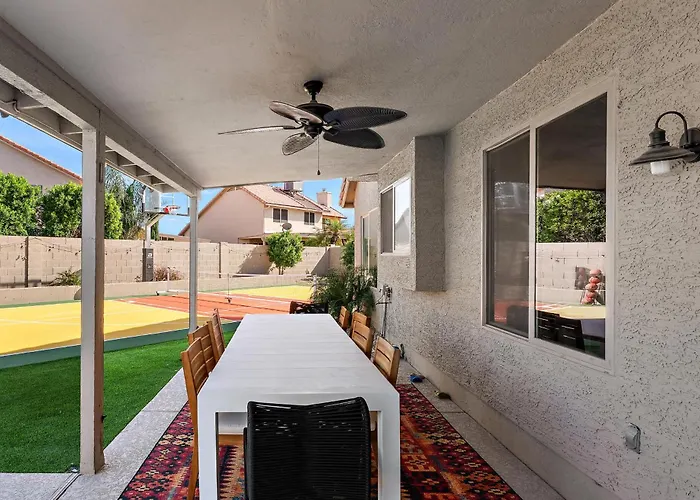 Sleeps 16 Sport Court Heated Pool Putt Putt Holiday home