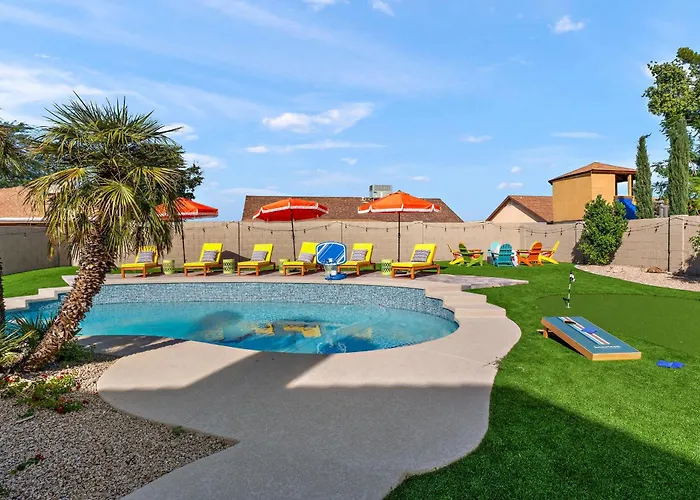 Sleeps 16 Sport Court Heated Pool Putt Putt Holiday home *